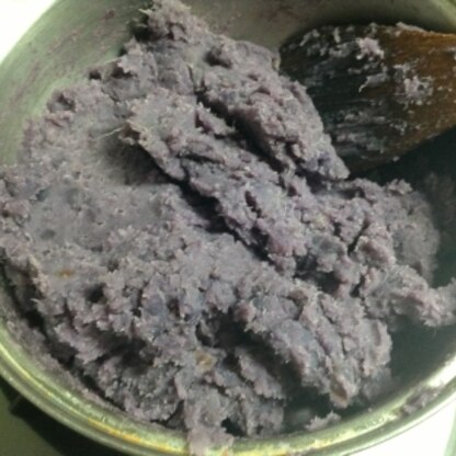 パープルスゥィートロードなので、あまり鮮やか紫色とはいきませんがそれでも小豆とは違って紫芋あんはいいですね‼
これでパンを作りたいと思います！